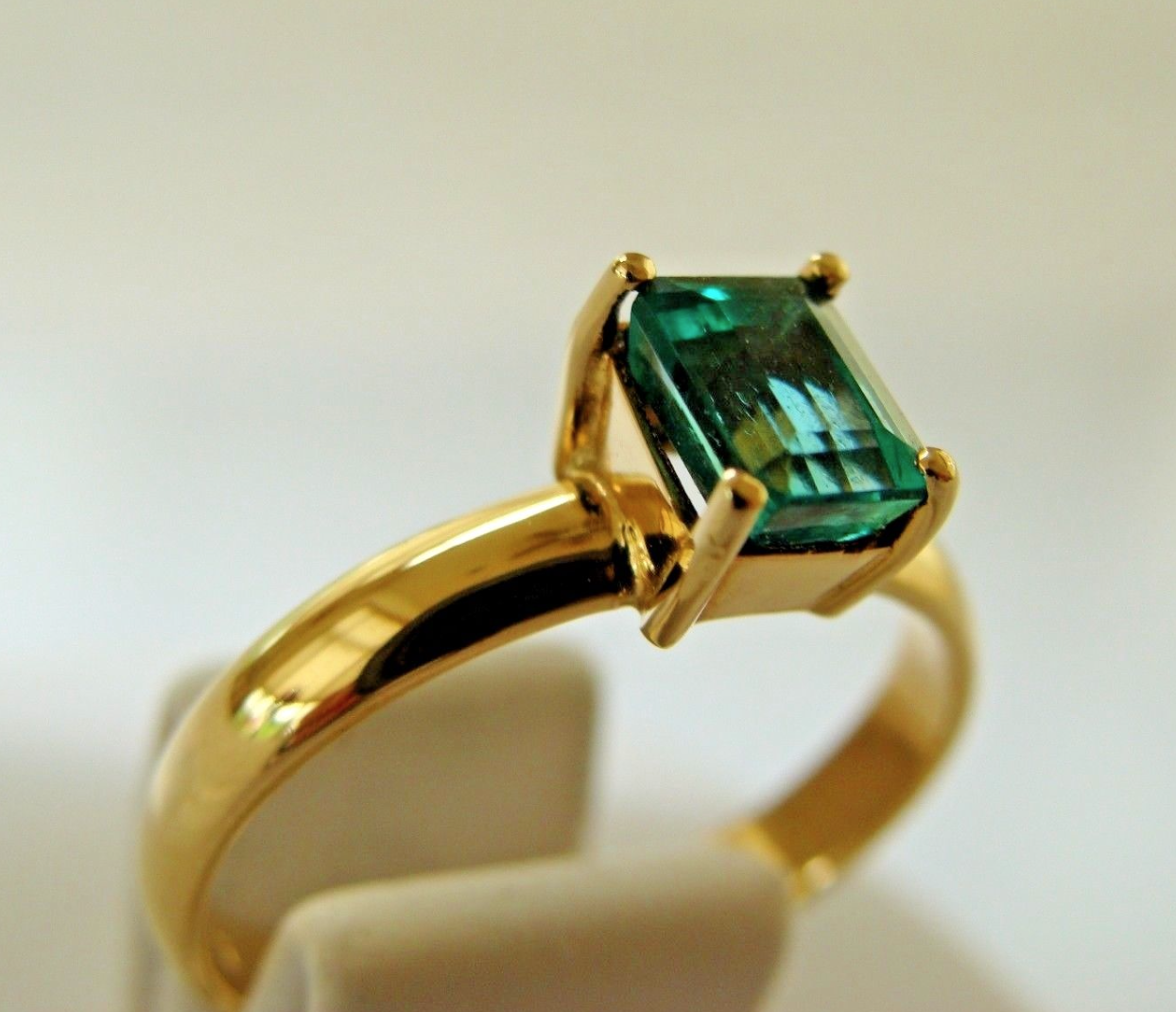 0.75 Ct Engagement Ring, 18K Yellow Gold with 0,75 Ct Natural Colombian Esmerald AAA+