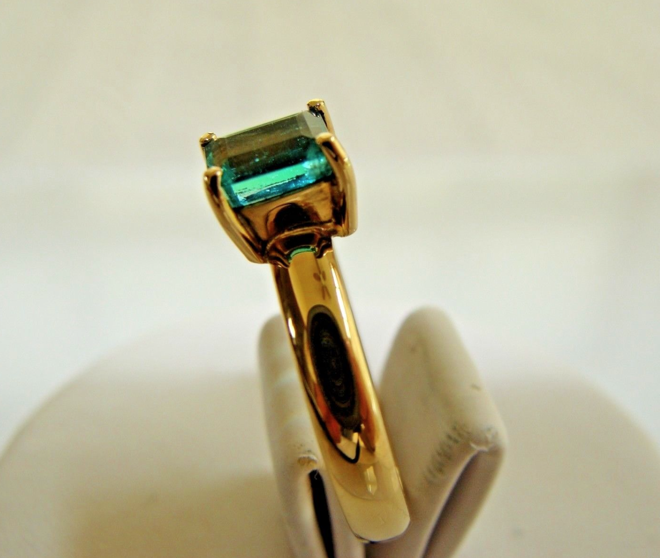 0.75 Ct Engagement Ring, 18K Yellow Gold with 0,75 Ct Natural Colombian Esmerald AAA+