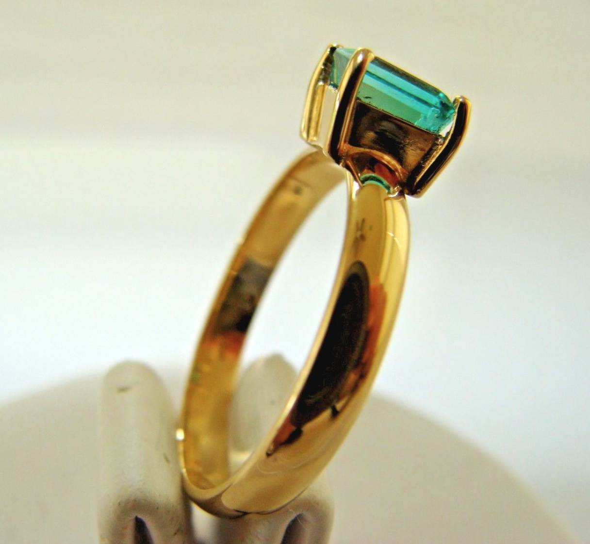 0.75 Ct Engagement Ring, 18K Yellow Gold with 0,75 Ct Natural Colombian Esmerald AAA+