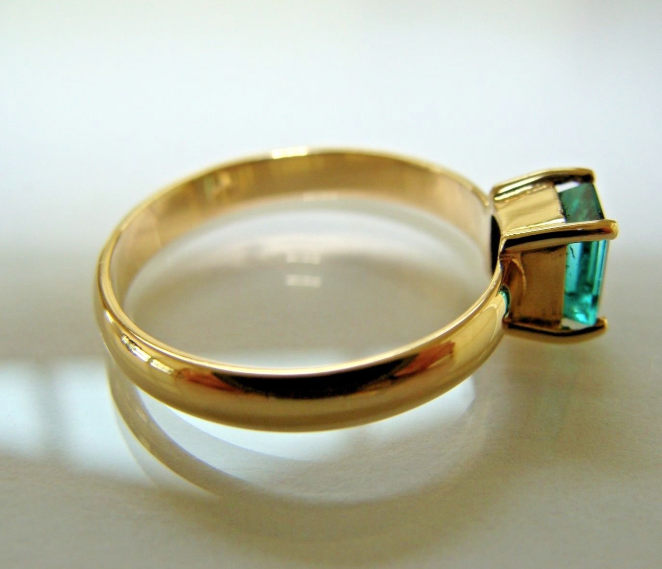 0.75 Ct Engagement Ring, 18K Yellow Gold with 0,75 Ct Natural Colombian Esmerald AAA+