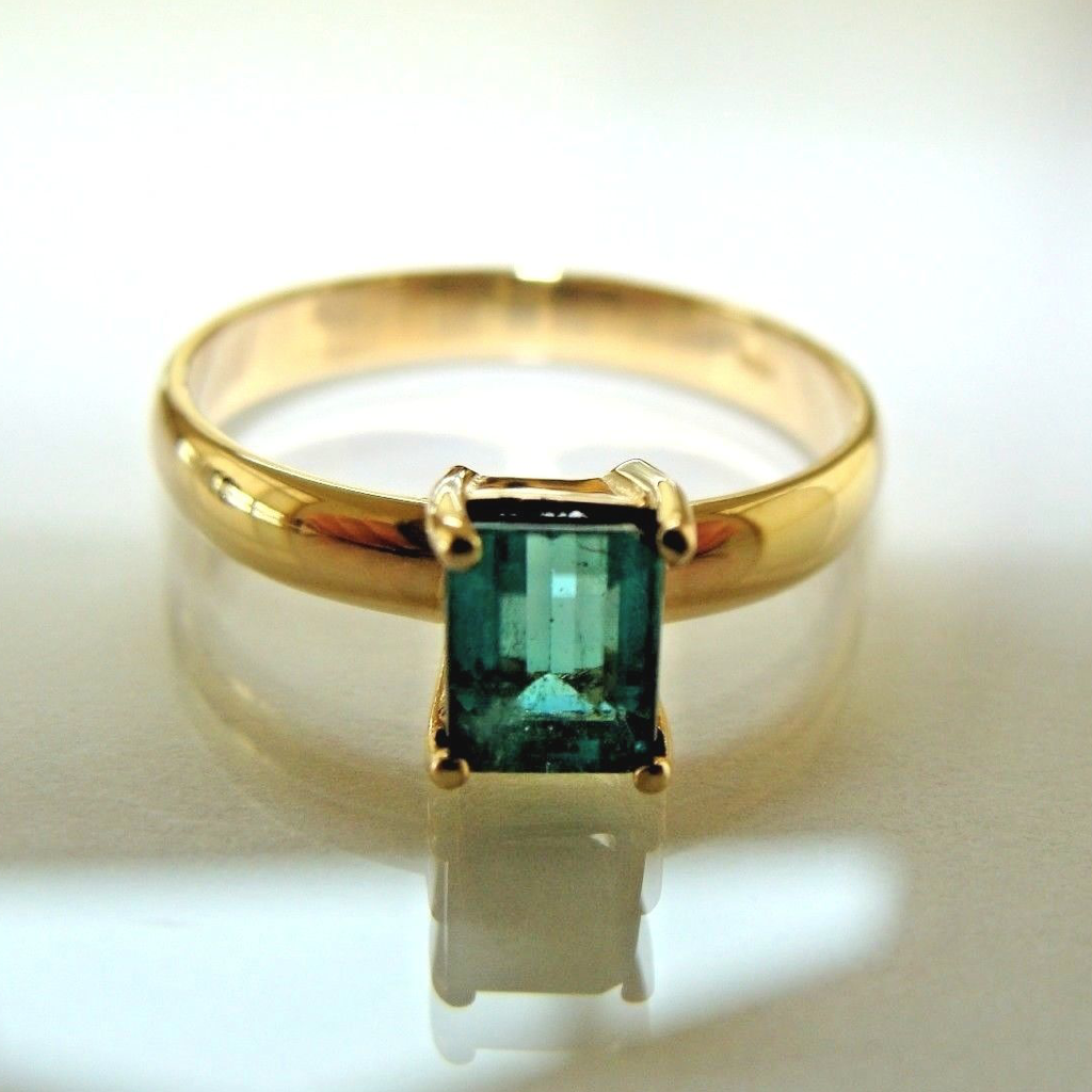 0.75 Ct Engagement Ring, 18K Yellow Gold with 0,75 Ct Natural Colombian Esmerald AAA+