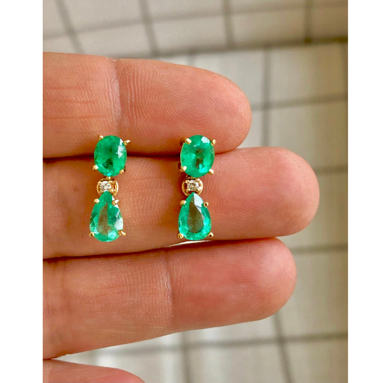 3.59 Ct Earrings 18K Yellow Gold with 3.50 Ct Colombian Emeralds and 0.06 Ct Diamonds
