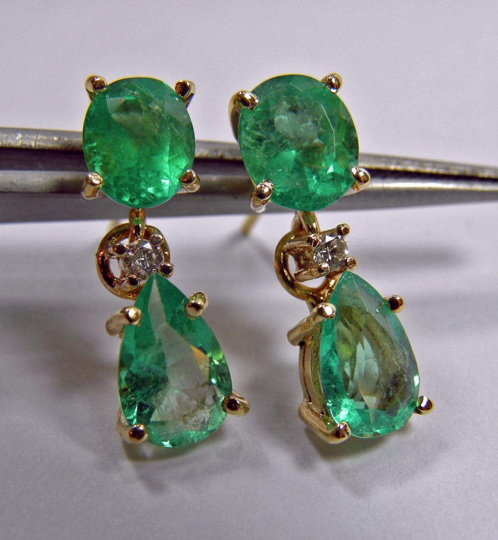 3.59 Ct Earrings 18K Yellow Gold with 3.50 Ct Colombian Emeralds and 0.06 Ct Diamonds