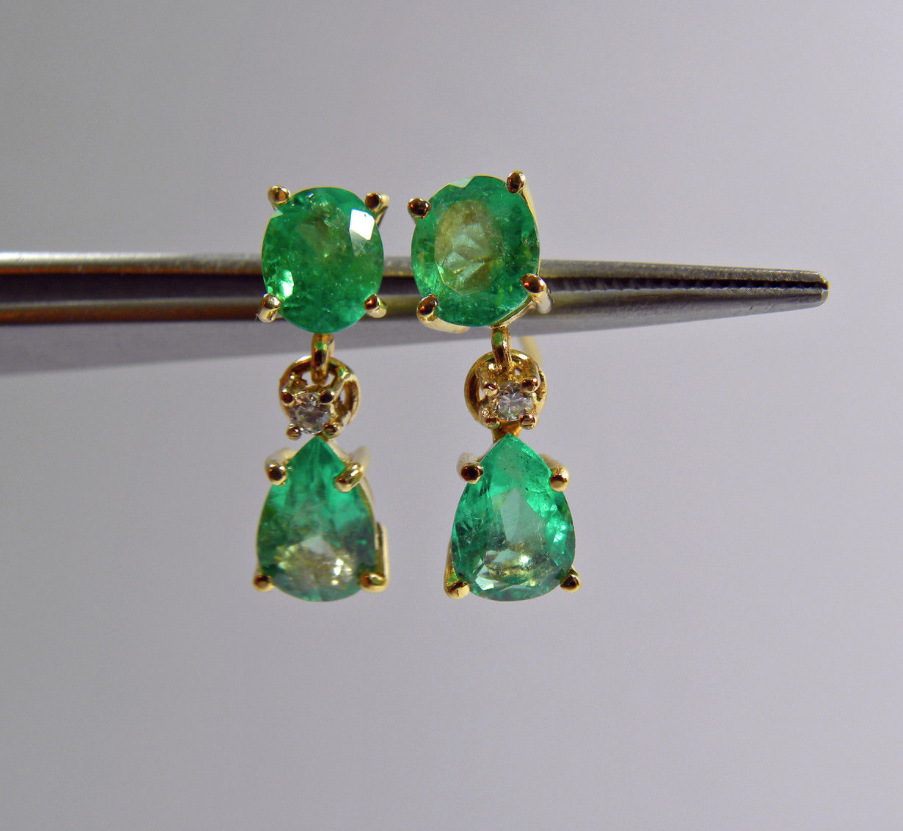 3.59 Ct Earrings 18K Yellow Gold with 3.50 Ct Colombian Emeralds and 0.06 Ct Diamonds