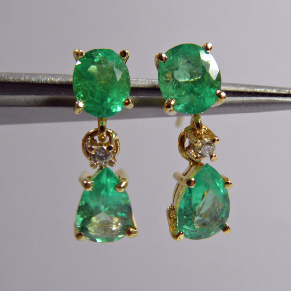 3.59 Ct Earrings 18K Yellow Gold with 3.50 Ct Colombian Emeralds and 0.06 Ct Diamonds