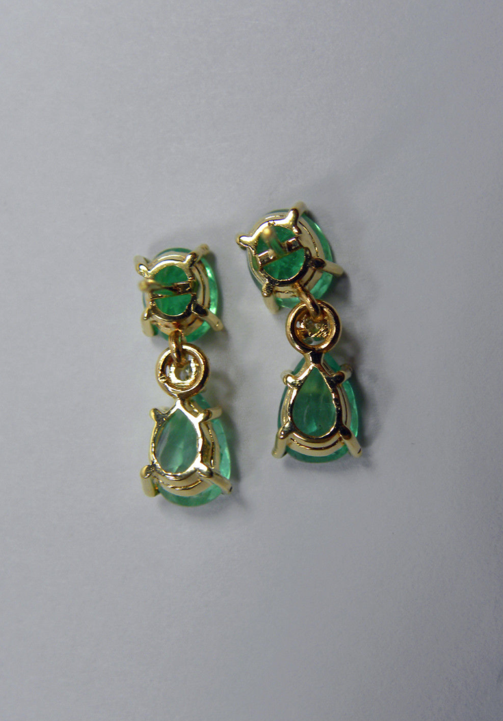 3.59 Ct Earrings 18K Yellow Gold with 3.50 Ct Colombian Emeralds and 0.06 Ct Diamonds